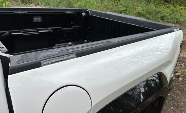 Заедно с по-твърдото окачване и масивните добавки за офроуд, Trailhunter е проектиран да опрости живота в къмпинга. Седалките в товарния отсек разполагат с интегрирани &bdquo;светлини за сцени&ldquo; - тънки правоъгълни модули, вградени в черната облицовка, които осигуряват осветление, докато създавате лагер през нощта. Докато светлините са стандартни за Trailhunter, те се предлагат като опция за модела TRD Pro. Trailhunter е подготвен и за всякакви спомагателни системи за осветление, които собствениците биха искали и могат да се управляват от превключватели на таблото.